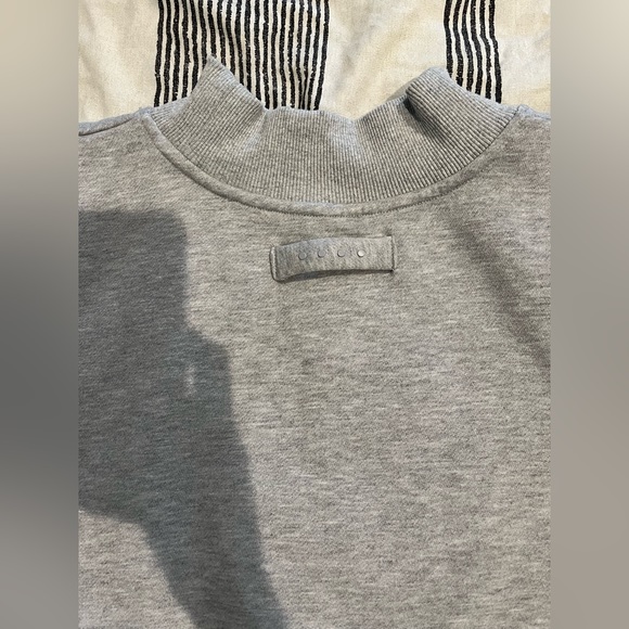 ACTA Signature Cropped Sweater - Picture 3 of 5